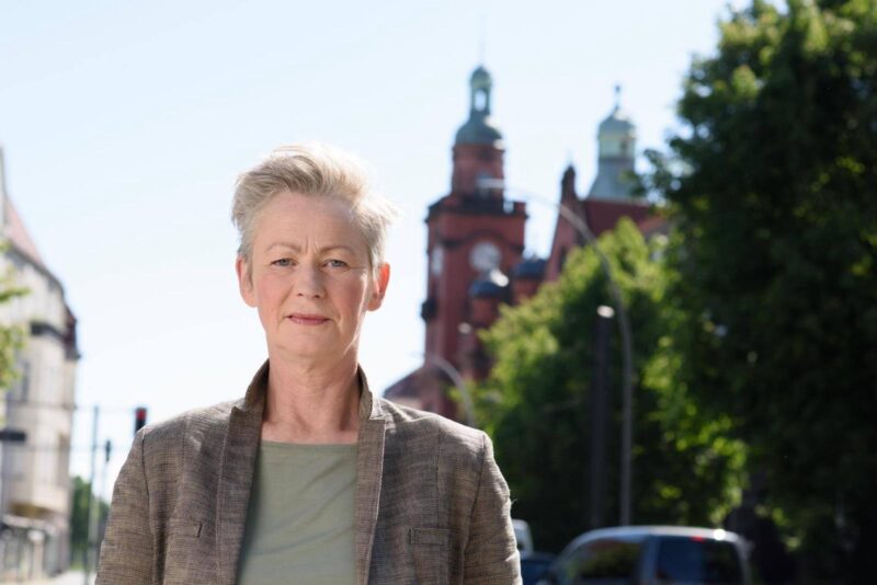 Dr. Cordelia Koch vor dem Rathaus Pankow