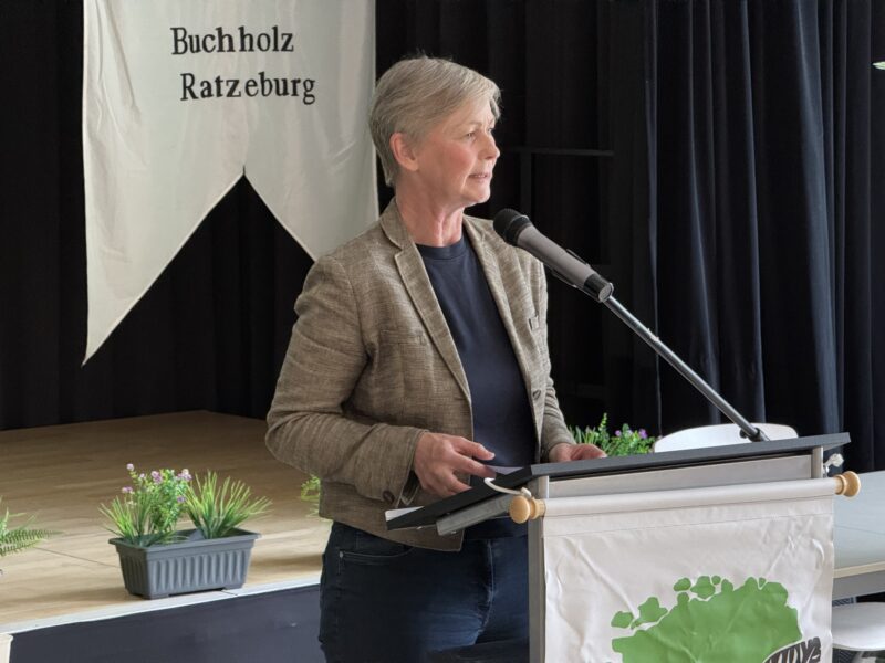 Dr. Cordelia Koch spricht zur Veranstaltung „Buchholz meets Buchholz“ ein Grußwort 